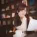 本を読む少女